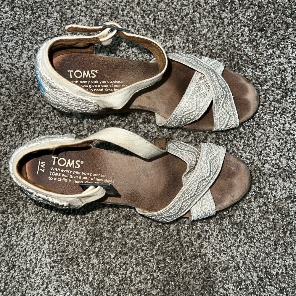 TOMS Women's Tan and Cream Sandals